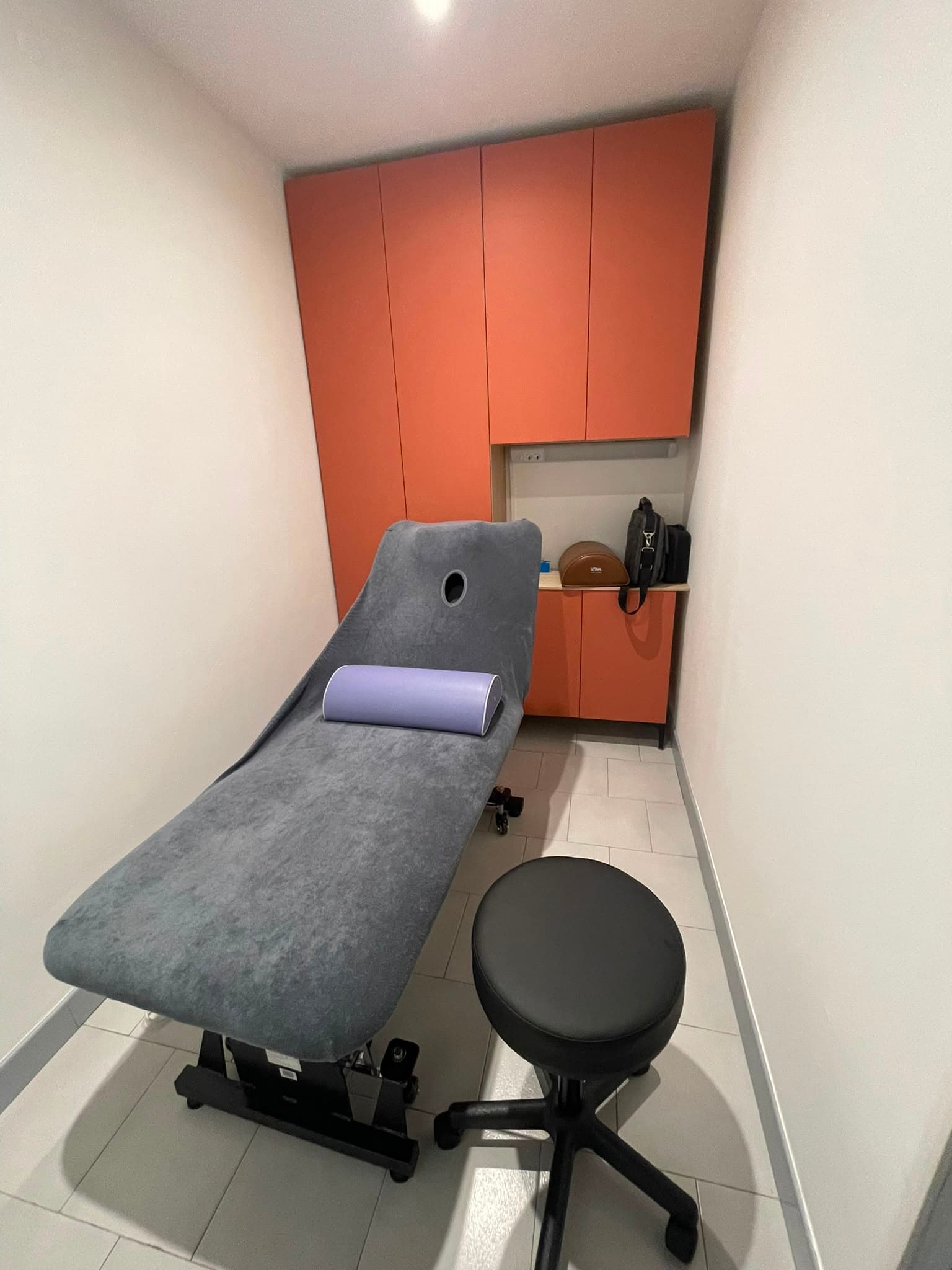 Cabine individuelle du cabinet Mouve’O équipée d’une table de soin