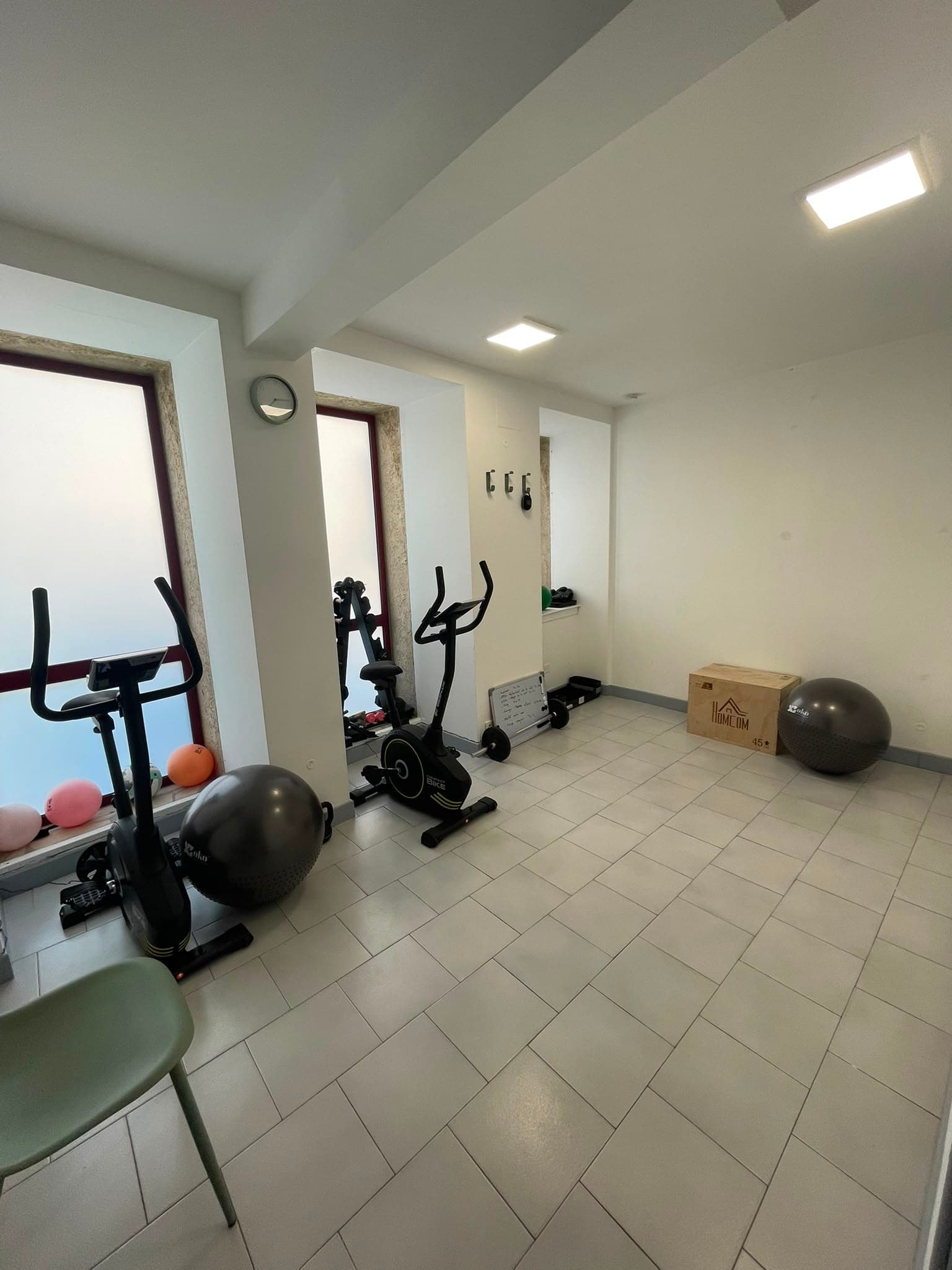 Salle d’exercice du cabinet Mouve’O équipée de vélos, ballons et matériel de renforcement