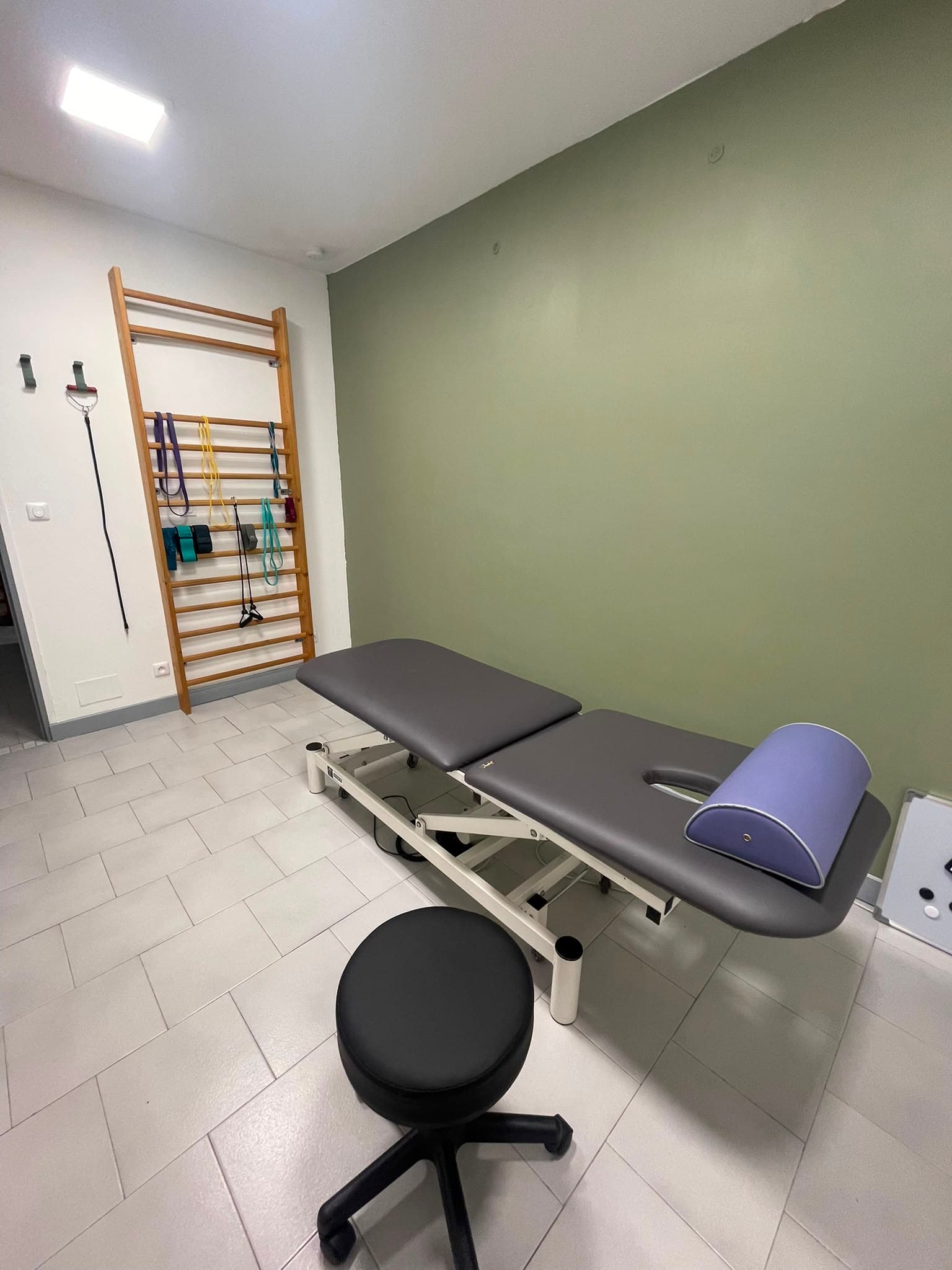 Salle de soin du cabinet Mouve’O avec table réglable et matériel de mobilité