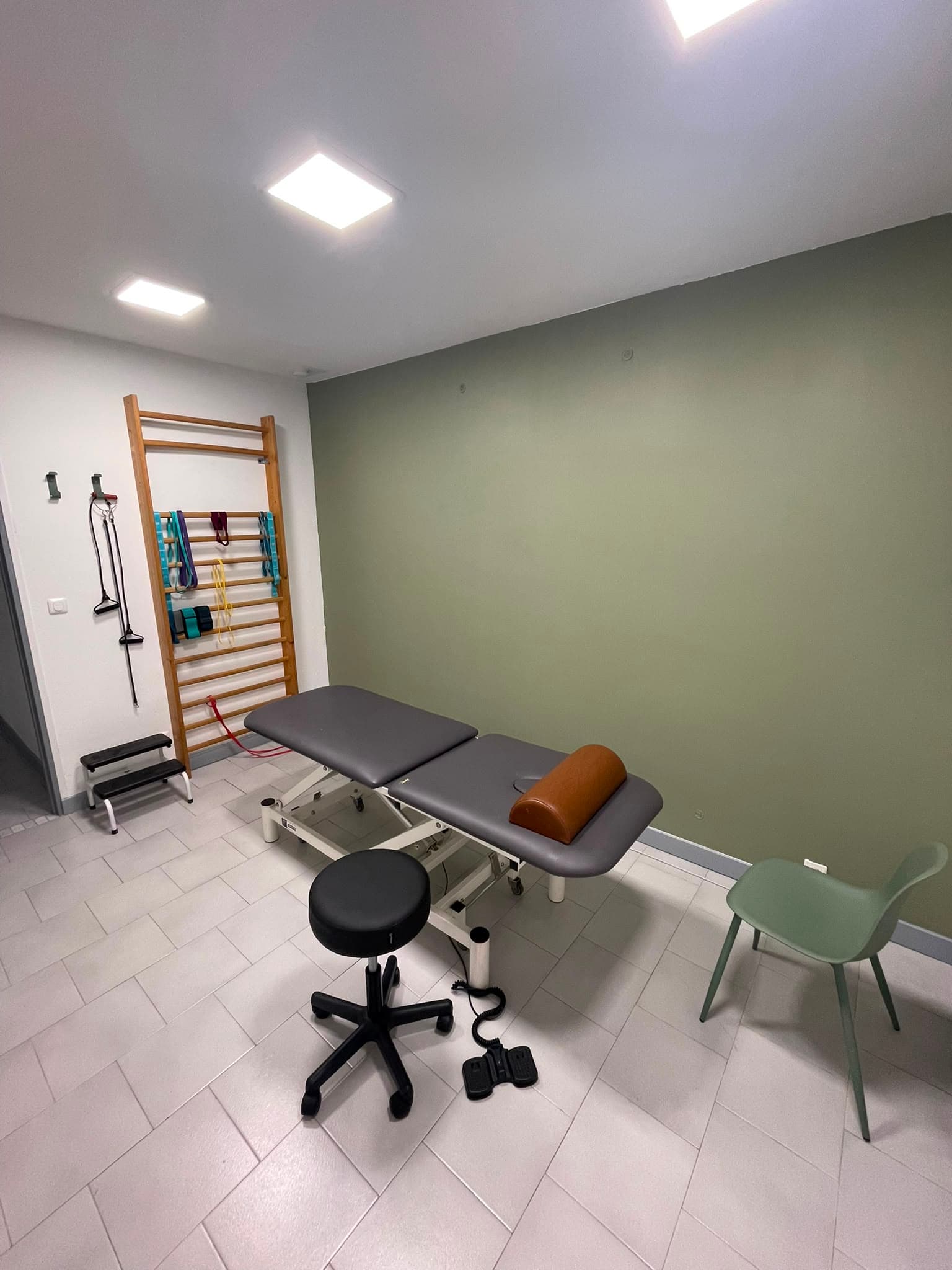 Salle de soin du cabinet Mouve’O avec table de kinésithérapie et espalier mural